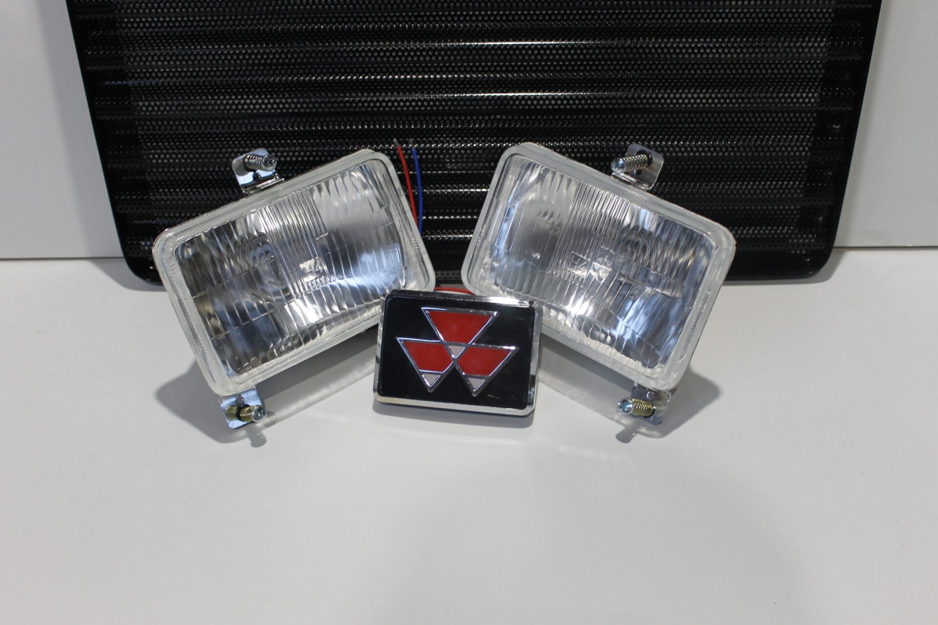 300 Series Front Grill Kit Hi Line 3701923M91 - Image 2